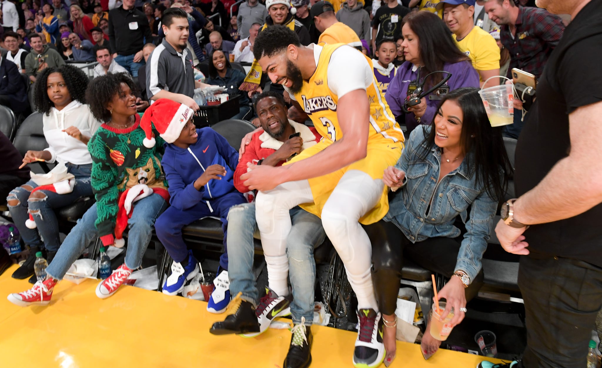 Watch Anthony Davis Fall On Kevin Hart At Lakers Game Popsugar Celebrity