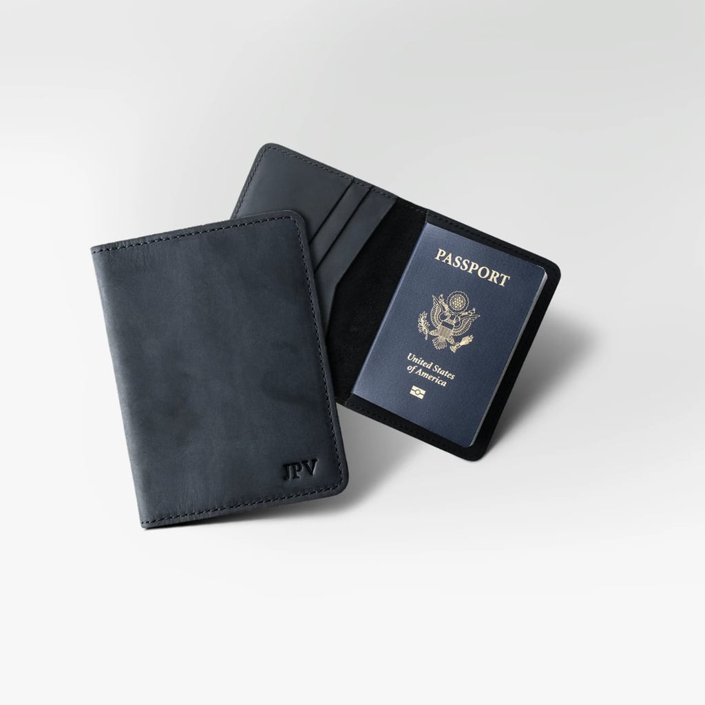 旅行礼物:印有字母的皮革旅行钱包