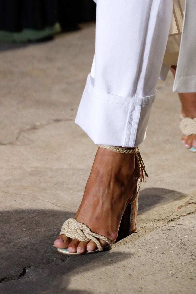 Etro Runway Flip Flops Runway Floral Sandals With Bow $720 