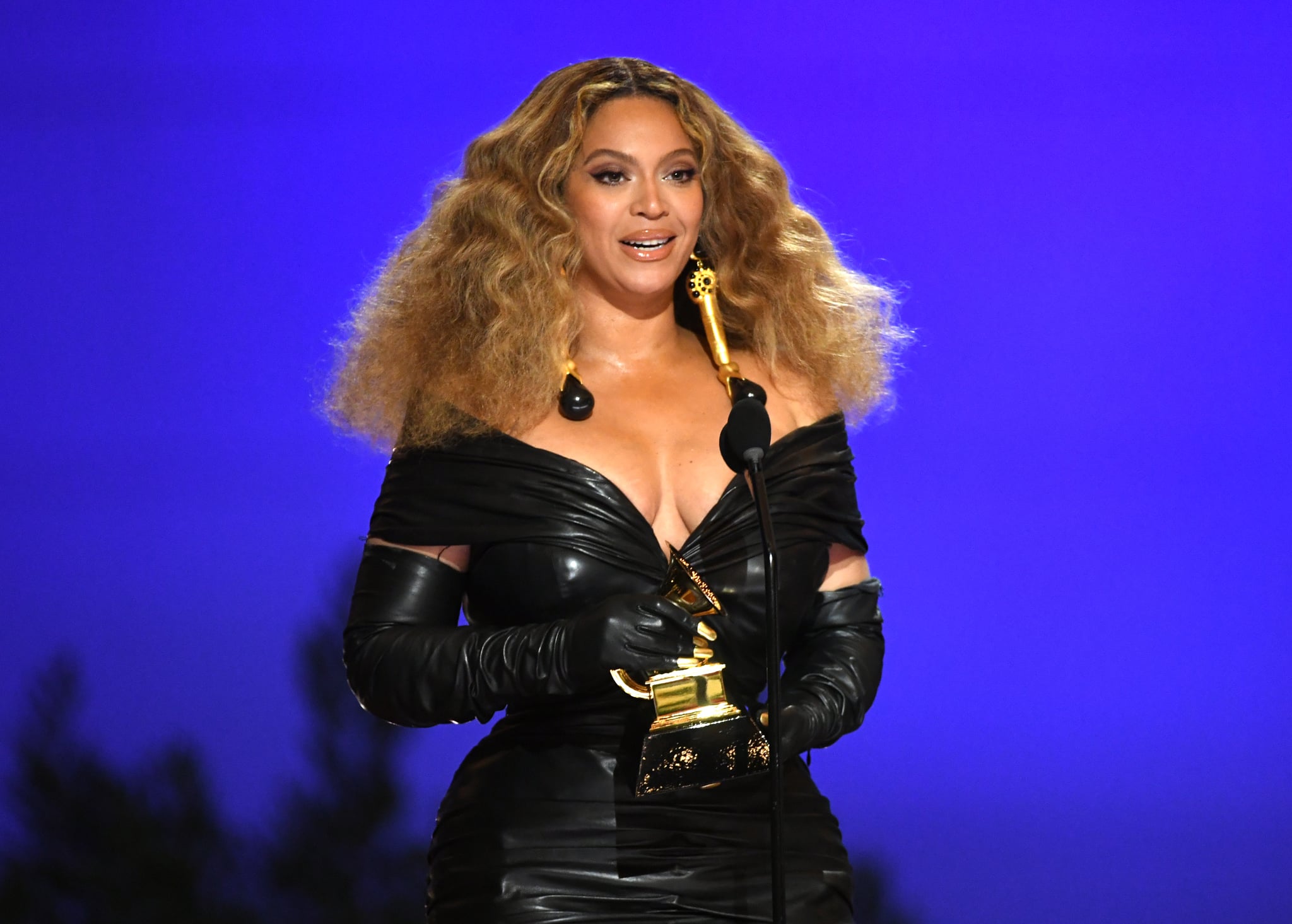 加利福尼亚州洛杉矶- 3月14日:2021年3月14日，在加利福尼亚州洛杉矶会议中心举行的第63届格莱美颁奖典礼上，Beyoncé凭借《黑色游行》获得最佳R&B表演奖。(凯文·温特/盖蒂图片社为录音学院拍摄)