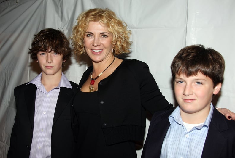 纽约——11月13日:女主角娜塔莎·理查森和她的儿子迈克尔·尼森(左)和丹尼尔·尼森(右)出席