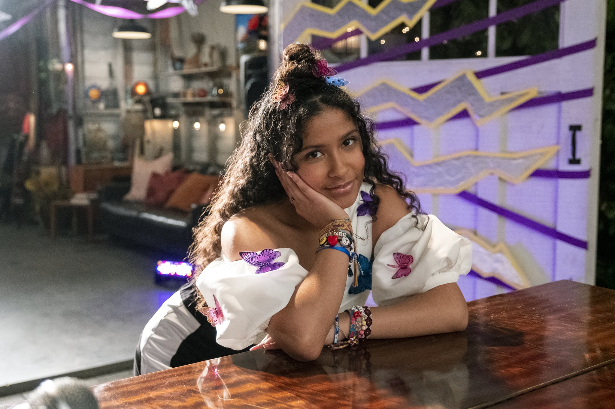 JULIE AND THE PHANTOMS (L to R) MADISON REYES as JULIE in episode 107 of JULIE AND THE PHANTOMS Cr. KAILEY SCHWERMAN/NETFLIX  2020