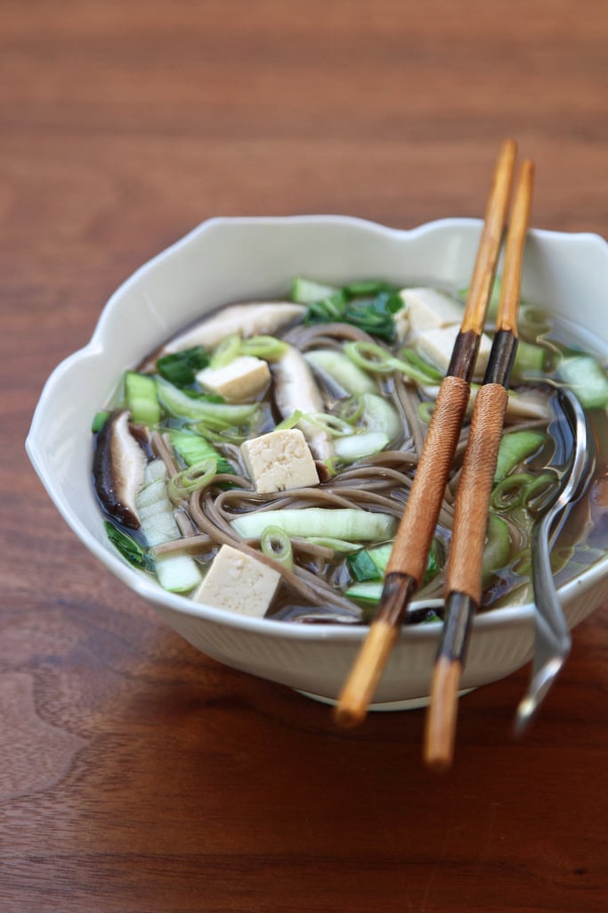 味噌汤与香菇、白菜和荞麦