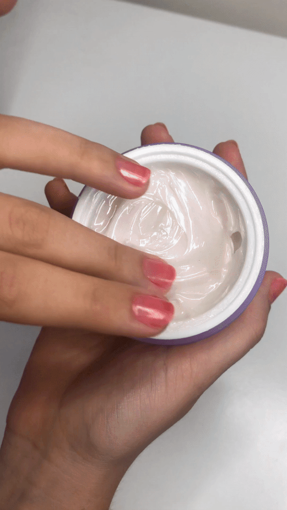 When you open the jar of the Huda Beauty Wishful Honey Balm Jelly Moisturiser the first thing you'll notice is the pearlescent lavender tint. This pearly hue gives your skin an instant, glass-like glow. Next is the jelly texture of the moisturiser. On the skin, it gives you lit-from-within radiance for an overall healthy-looking complexion. Even when you apply a generous amount (guilty) it doesn't feel heavy or greasy.