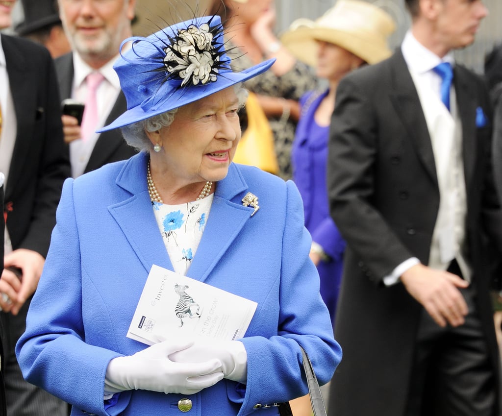 The queen wore blue.
The queen wore blue.