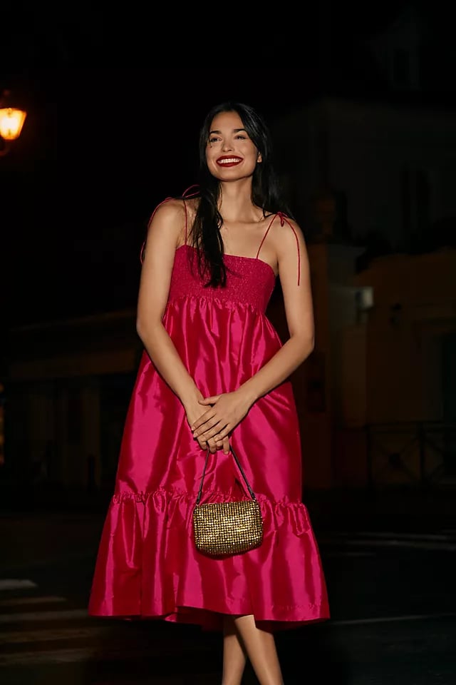 一件晚礼服:Dhruv Kapoor衣褶鲜红色的裙子