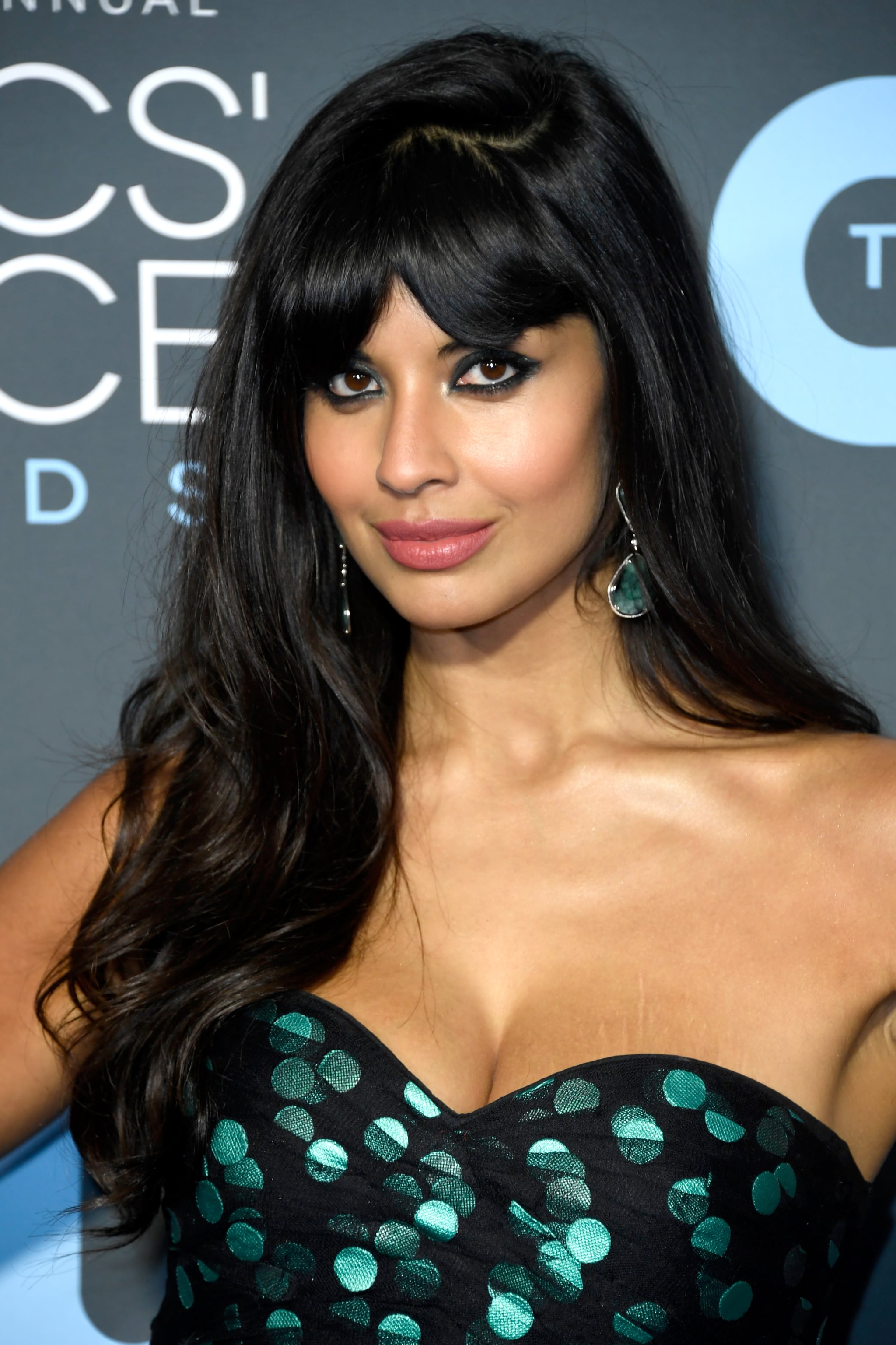 Jameela Jamil With Curtain Bangs Everyone Wore Bangs To The Critics Choice Awards So Call Your Stylist Asap Popsugar Beauty Photo 4 Jameela jamil has set the record straight after an online troll accused her of having a mental disorder which causes her to lie about mental and physical illness. jameela jamil with curtain bangs