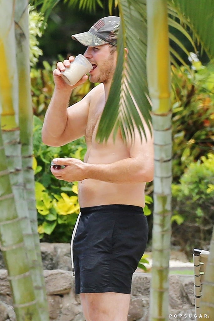 Chris Pratt Shirtless in Hawaii Pictures June 2018