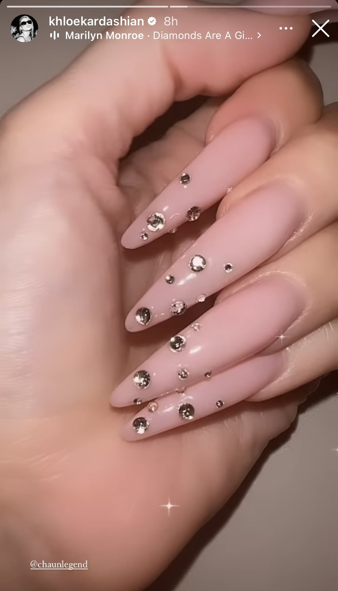 khloé kardashian mejora sus uñas de supermodelo con cristales