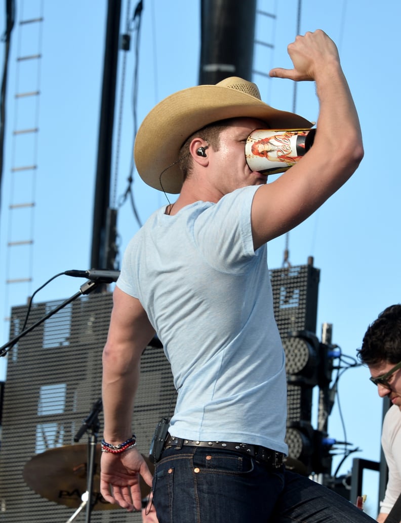 Because Dustin Lynch drinks his beers like this.