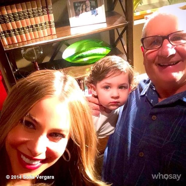 Sofia Vergara flashed a giant smile with her on-screen family. 
Source: Instagram user sofiavergara