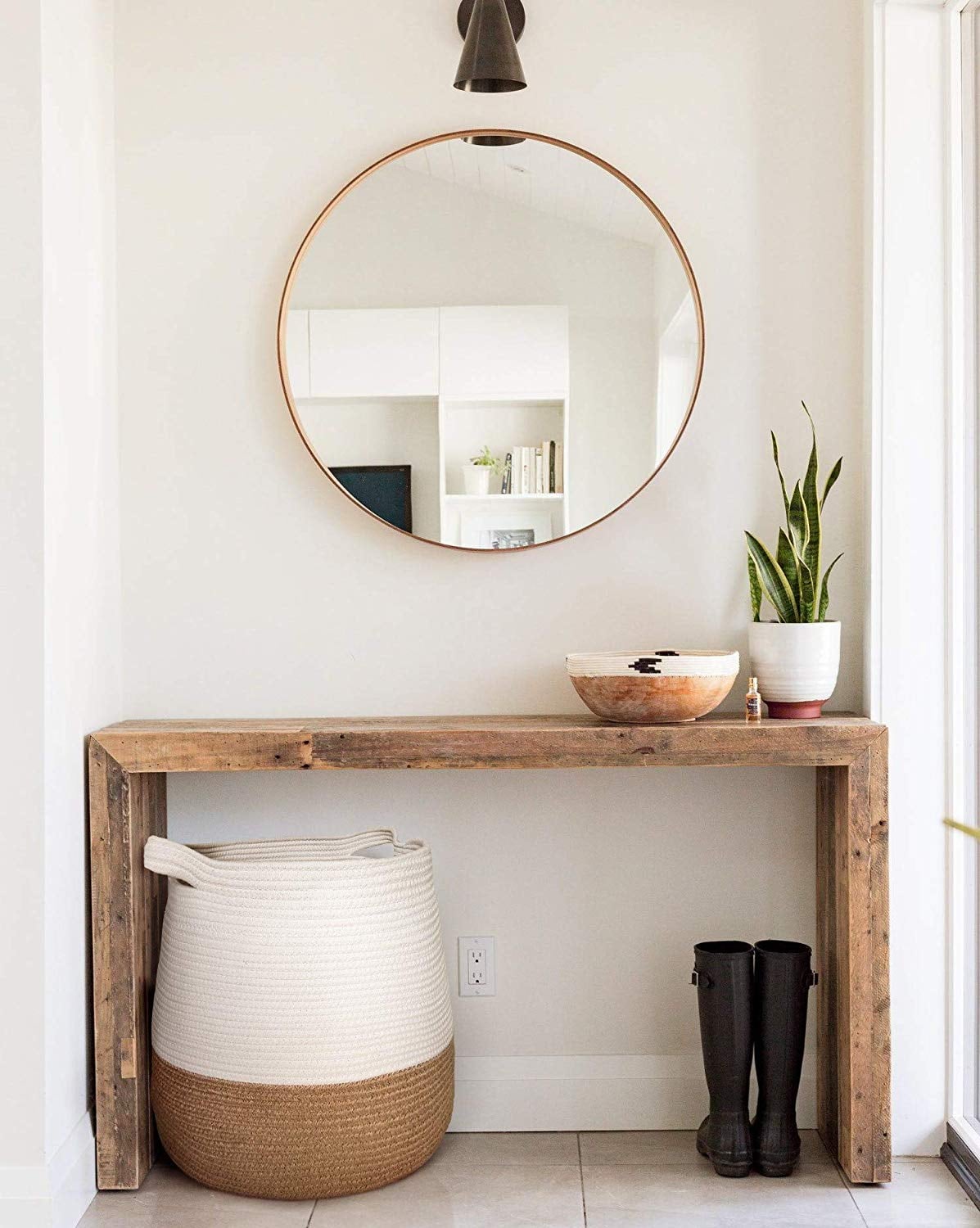 Entryway basket store for keys