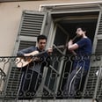 意大利人在检疫创建一个亮点从阳台互相唱歌