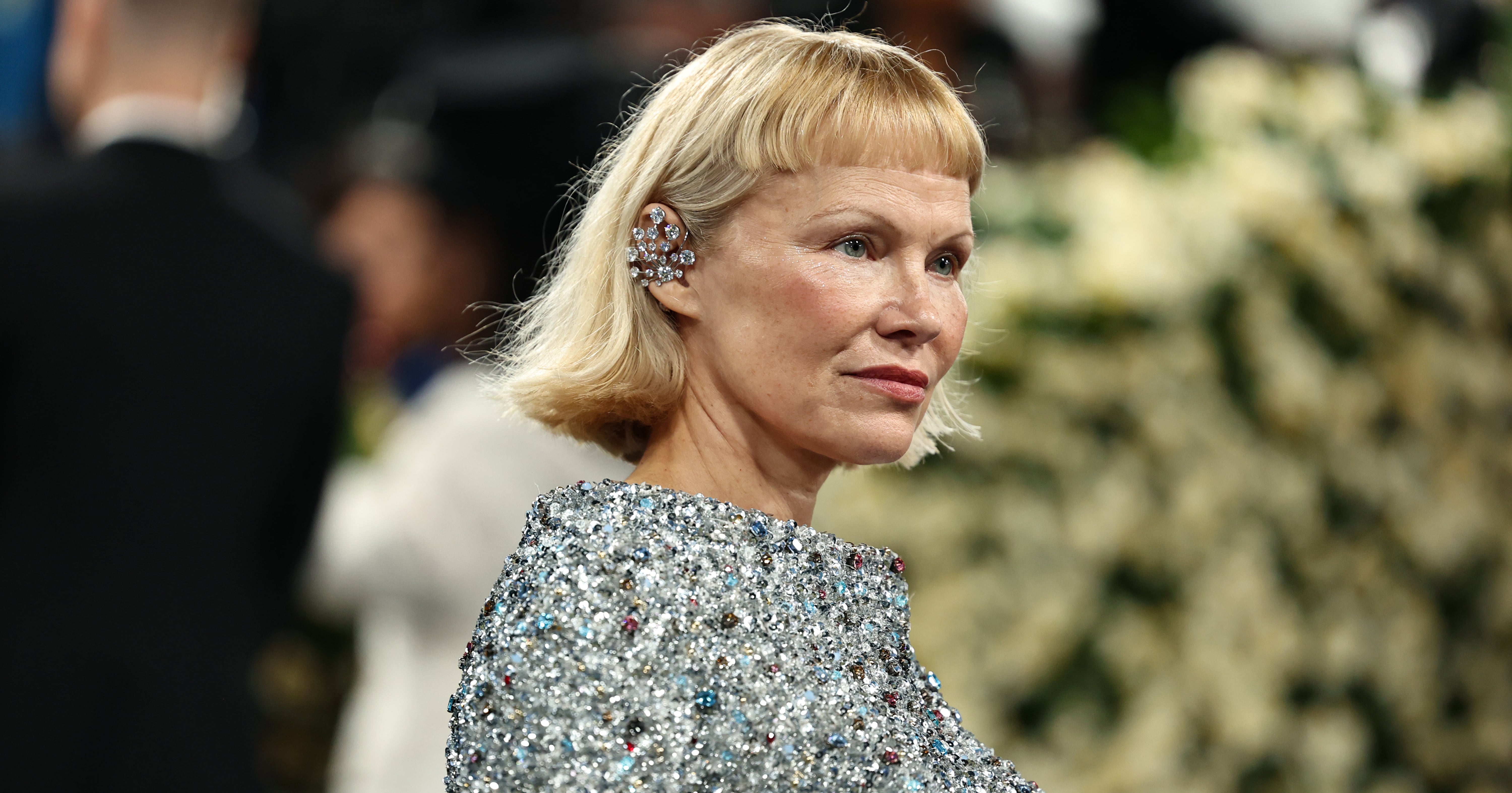 Pamela Anderson & Zoe Saldaña’s Bob and Micro Bangs Met Gala