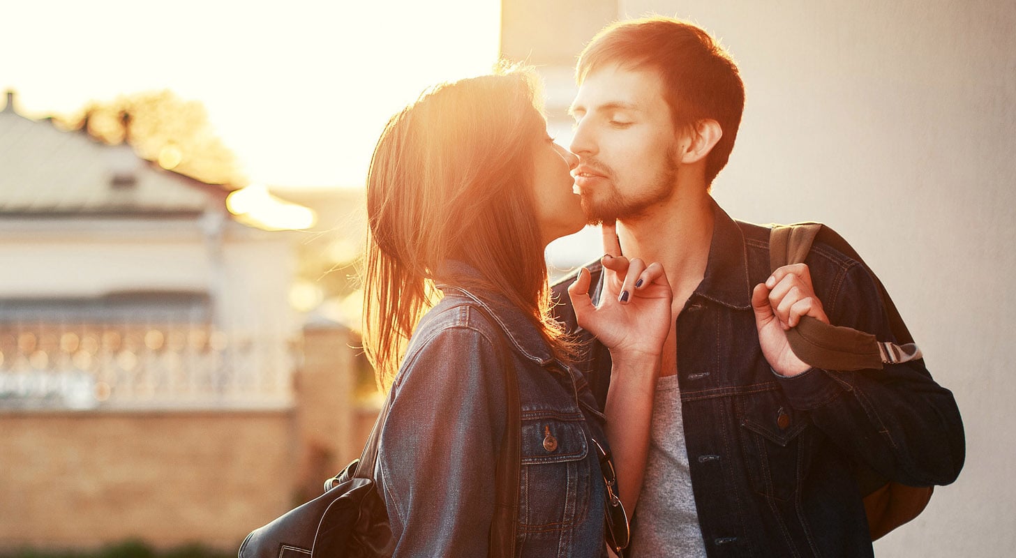 объятия с блондинкой. страстный фотограф. парень без ума от девушки яркие картинки. двое расстаются. девушка отпускает руку парня.