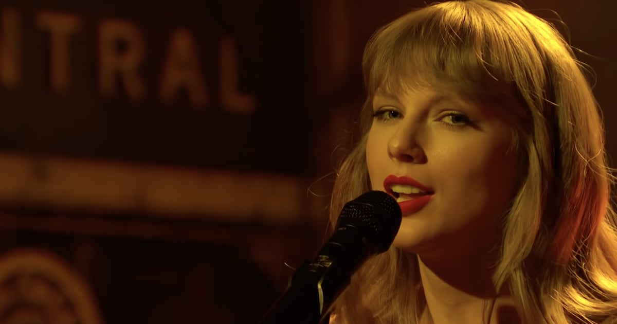 Photo of Taylor Swift Delivers a Stirring Rendition of “All Too Well” on Saturday Night Live