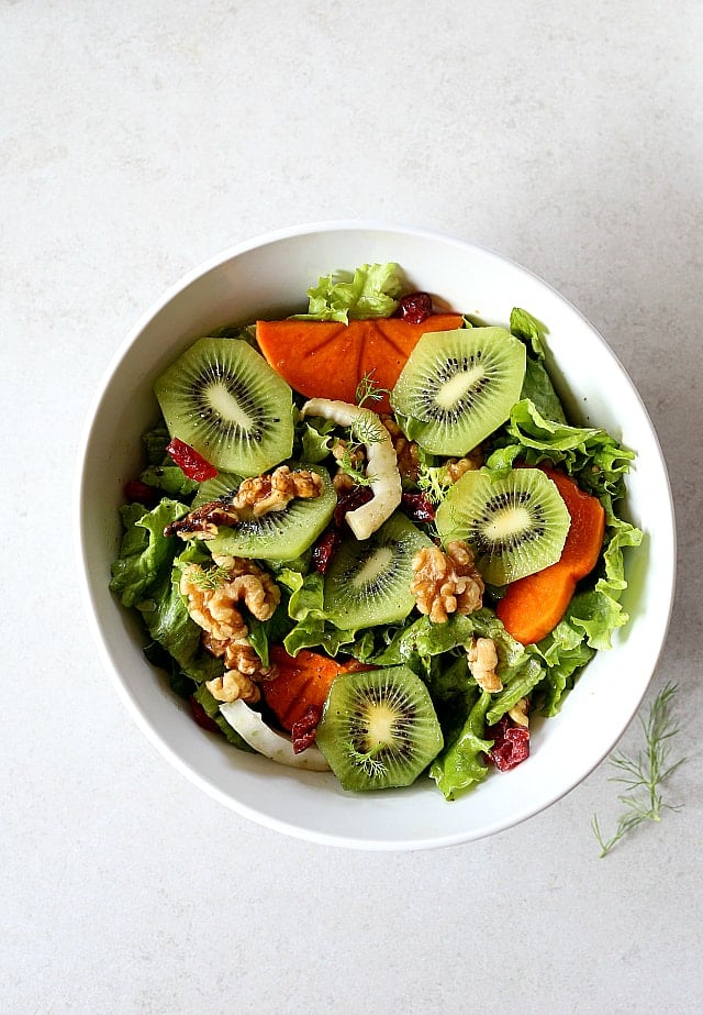 健康的学校午餐的想法:冬季沙拉猕猴桃、柿子、核桃