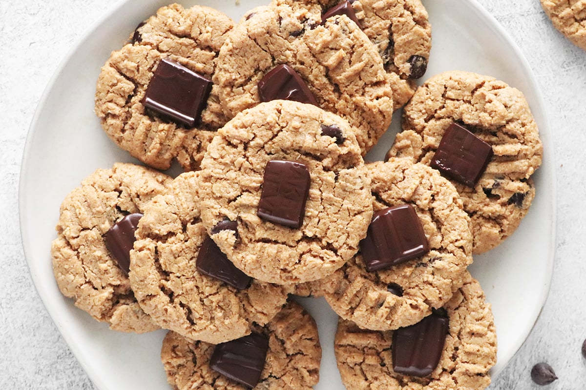 Mini Chocolate Chip Cookies in a Jar - Walking On Sunshine Recipes