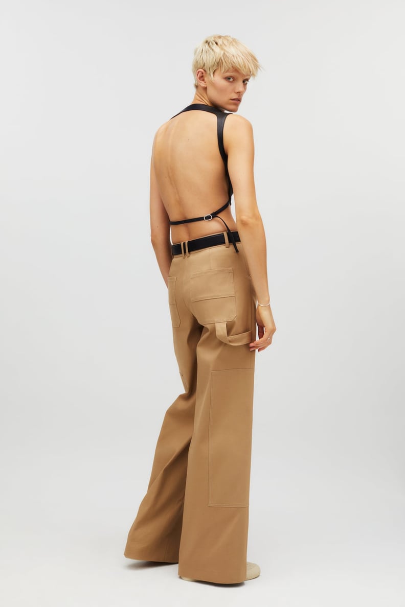 看起来很酷:Kaia x Zara完整长度的裤子和皮革作物