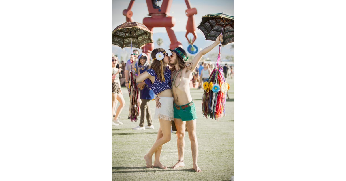 A Coachella Couple Kissed While Holding Umbrellas Cute Couples At Summer Music Festivals 2841