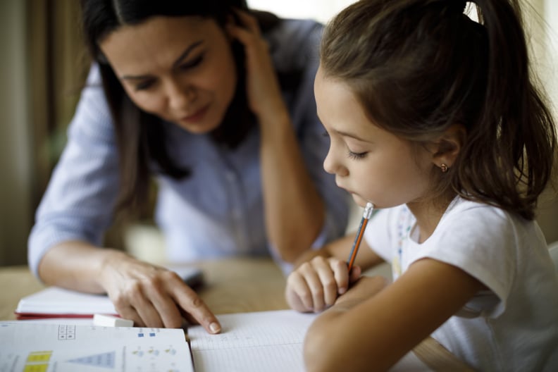 母亲帮助女儿对家庭作业没什么好感”width=