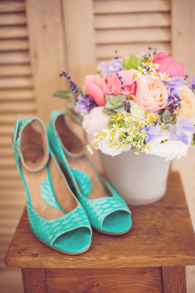 新娘鞋和花束