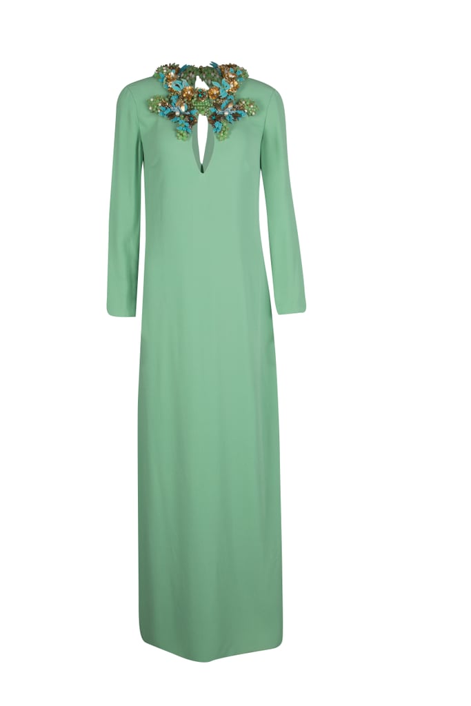 ثوب أخضر طويل وحريريّ من علامة غوتشي بسعر 3,037 درهماً إماراتيّ