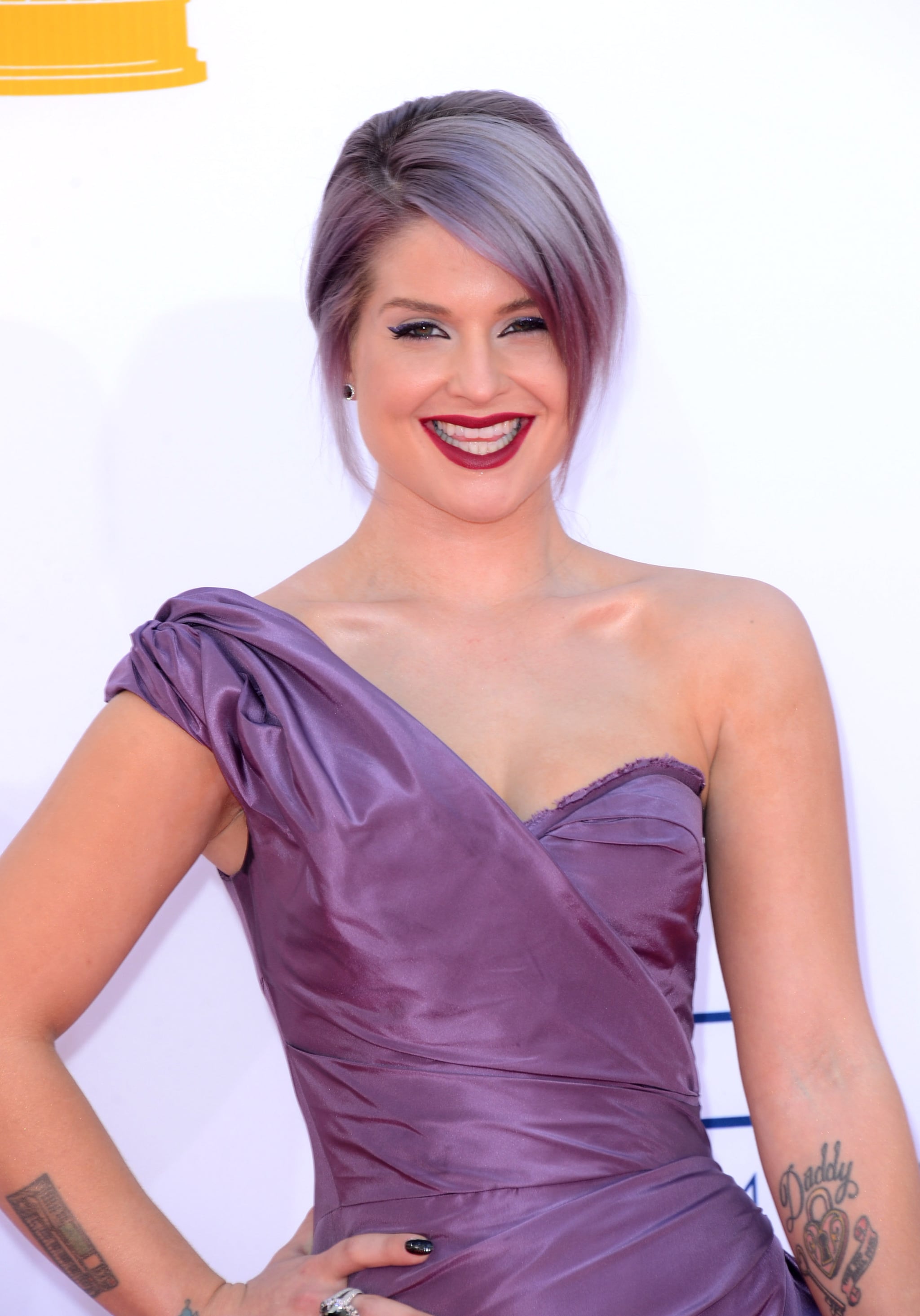 Celebrity Entertainment Kelly Osbourne Matches Her Gown To Her