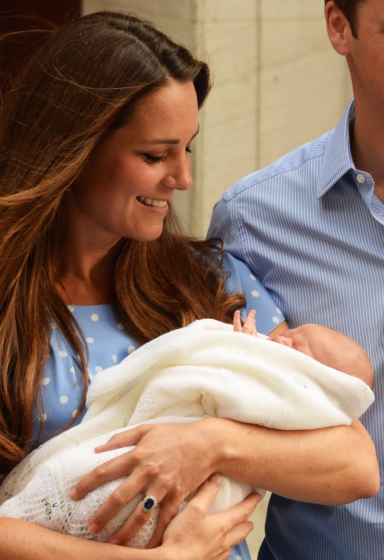 当她微笑着全新的儿子后,他出生在2013年7月