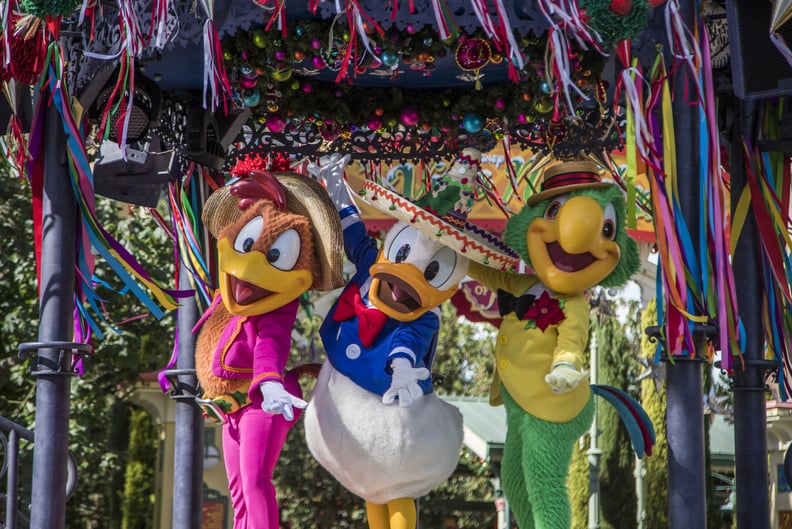 Disney California Adventure: Disney ¡Viva Navidad! Street Party