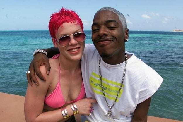 2000: Pink (with pink hair) poses with Sisqó (with silver hair).
