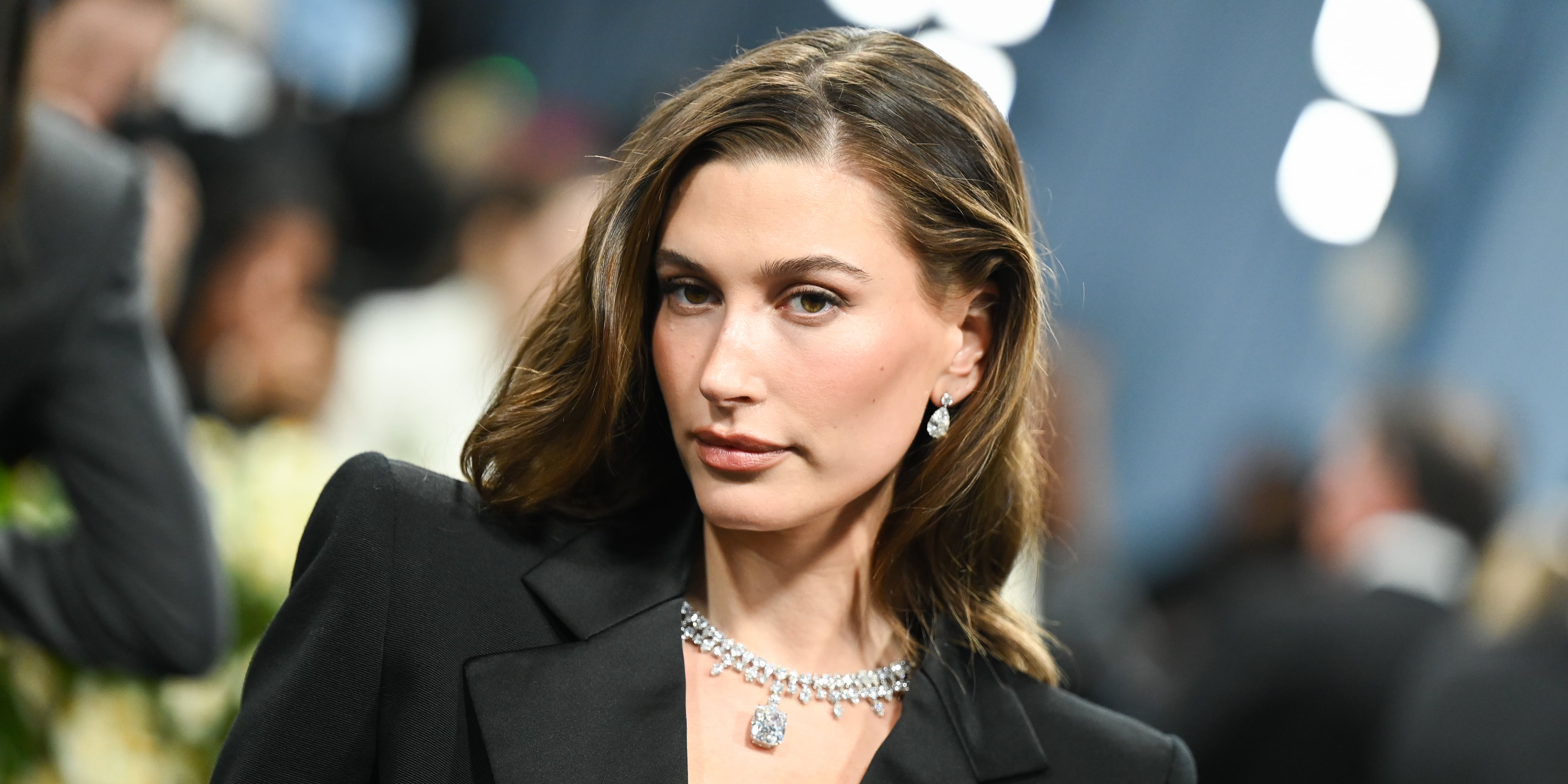 Hailey Bieber's Viral Jeans From The Gap Are a Nod to This '90s Denim Trend