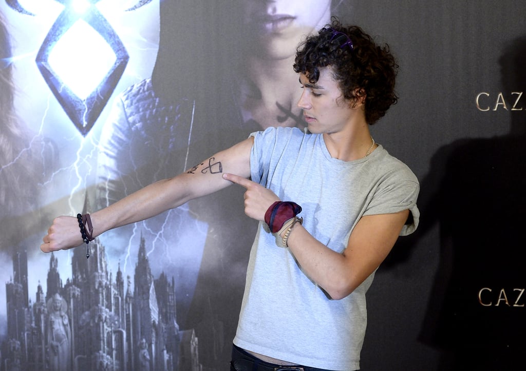 See The Umbrella Academy's Robert Sheehan's Hottest Photos