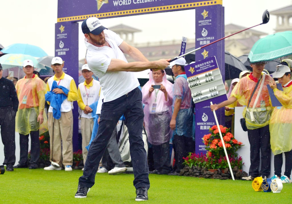 On Saturday, Chris Evans showed off his golfing skills at the Mission Hills World Celebrity Pro-Am golf tournament in Haikou, China.