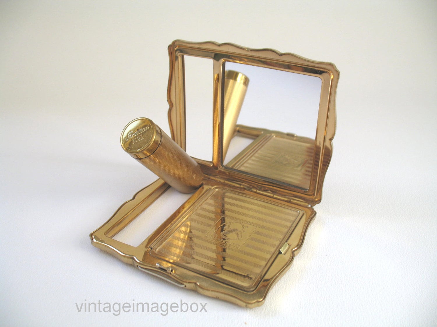 1950s-1960s Powder Compact | 14 Vintage Beauty Etsy Finds You Didn't Know Existed | POPSUGAR Beauty 8