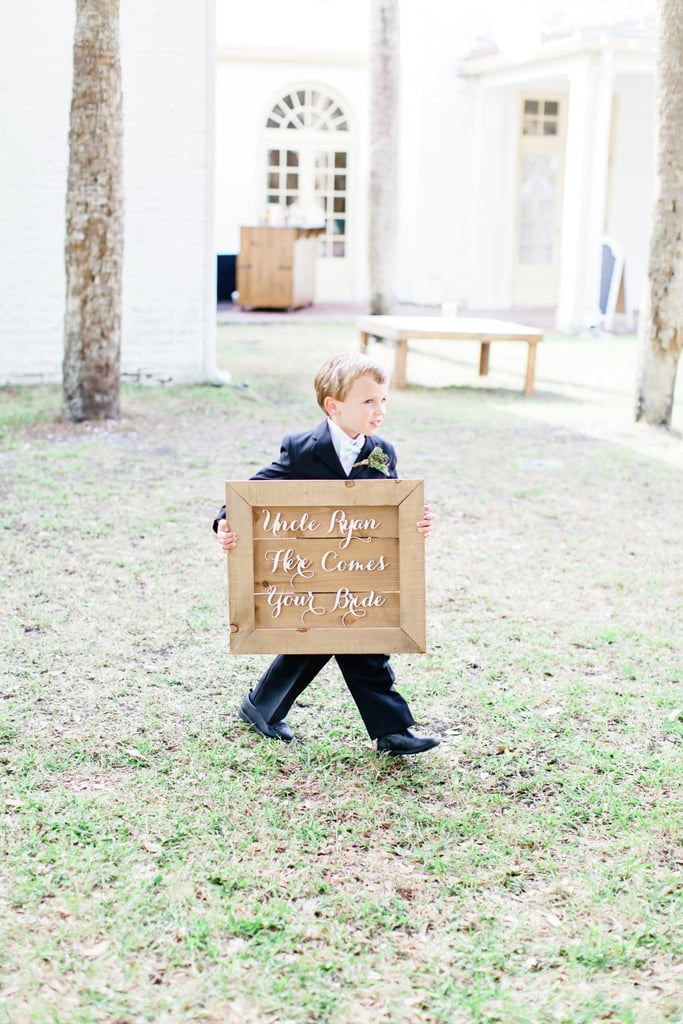 How to Incorporate Signs Into a Wedding