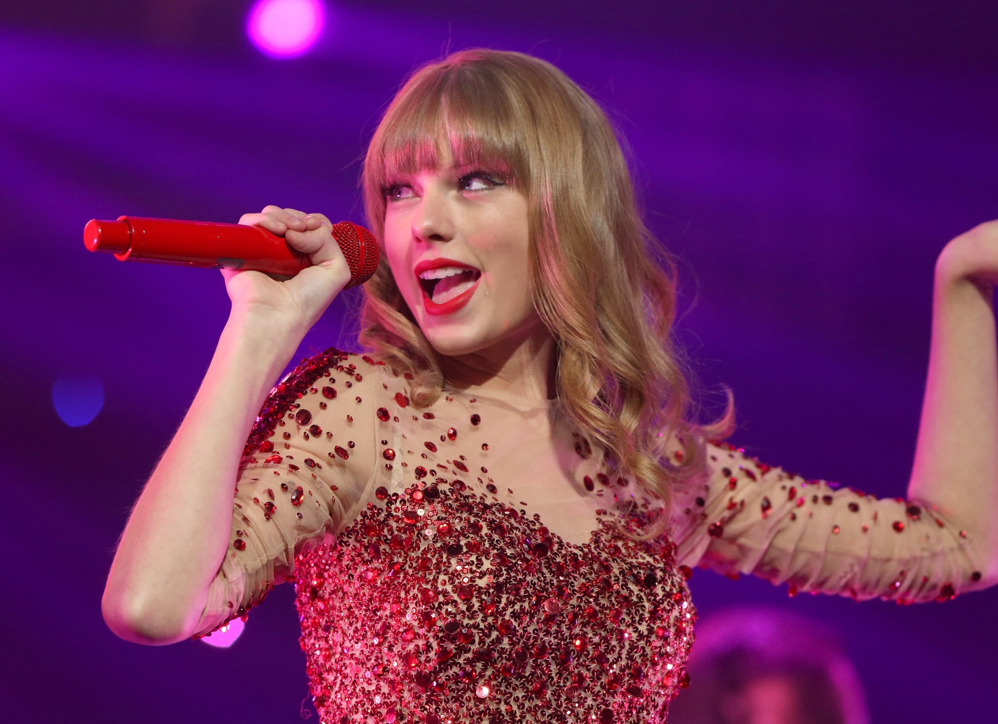 LOS ANGELES, CA - 01 de diciembre: La cantante Taylor Swift actuó en el escenario durante el Jingle Ball Show 2012 de KIIS FM en el Nokia Theatre LA Live el 1 de diciembre de 2012 en Los Ángeles, California.  (Foto de Christopher Polk / Getty Image para Clear Channel)