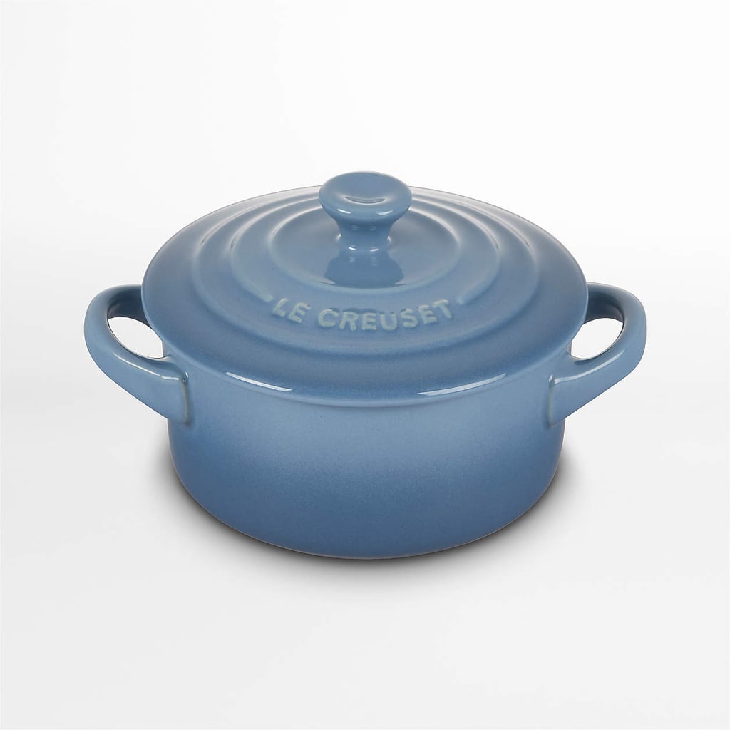 礼物为20多岁的女性在30美元:Le Creuset 5。蓝色条纹布迷你妓女