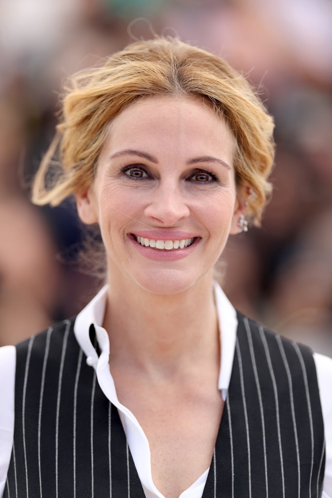 Julia Roberts wore her hair loose and tied back, with darkly-lined eyes, for a Money Monster photocall.