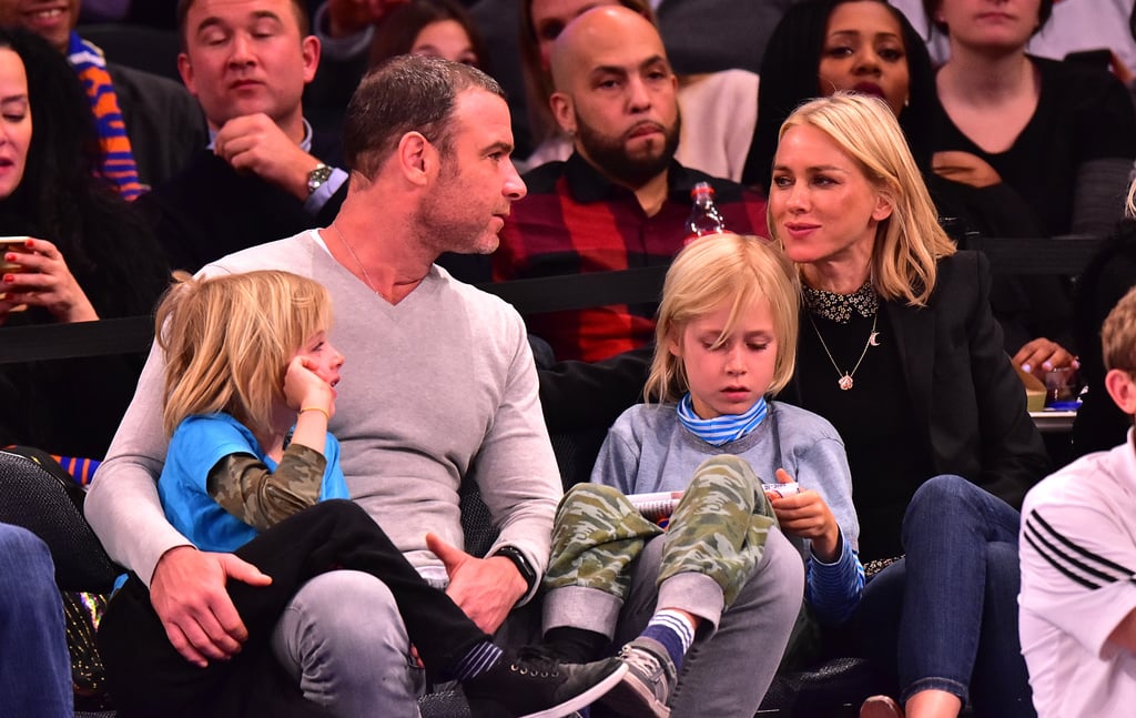 Naomi Watts dan Liev Scheiber bersama kedua anak mereka, Alexander dan Samuel Kai. (Sumber: Popsugar)