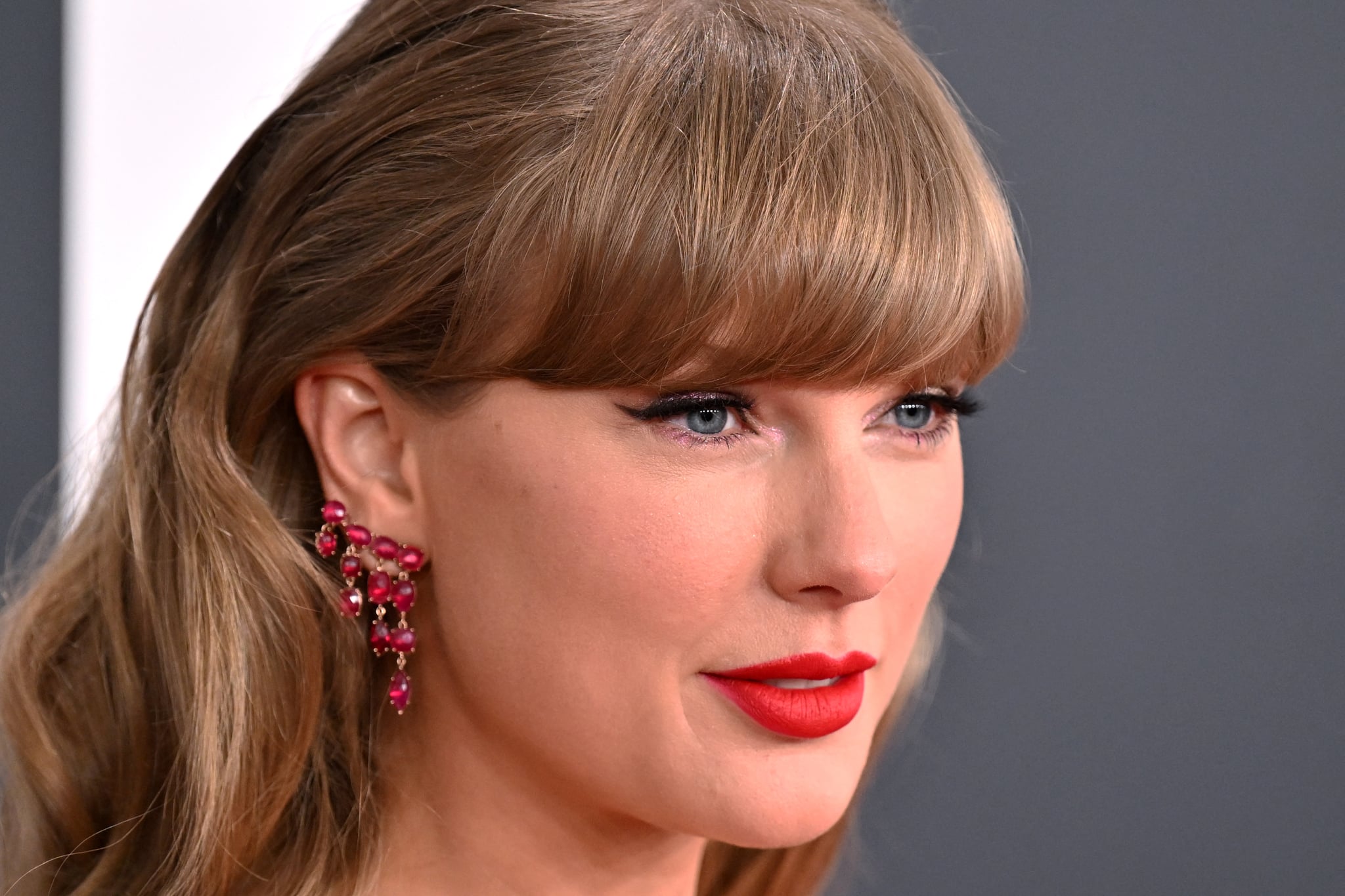 what red lipstick does taylor swift wear?