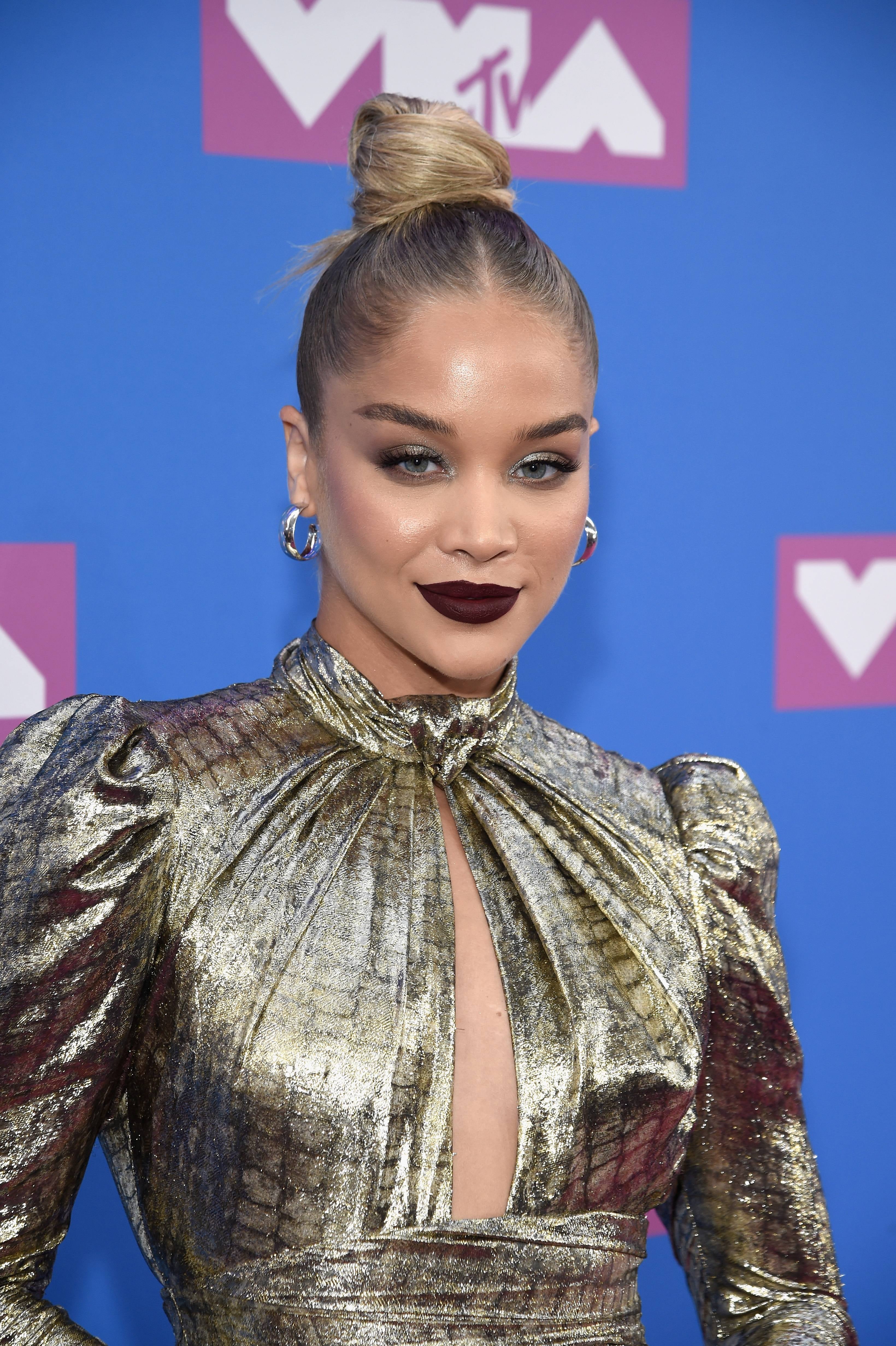 Jasmine Sanders's Dark Lipstick at the 2018 MTV VMAs | PS Beauty