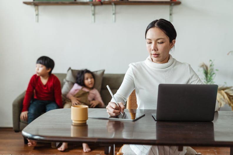 tmp_jfqHU2_e8b476524c4be229_mum-working-on-laptop-at-table-with-bored-children-behind-4474041.jpg