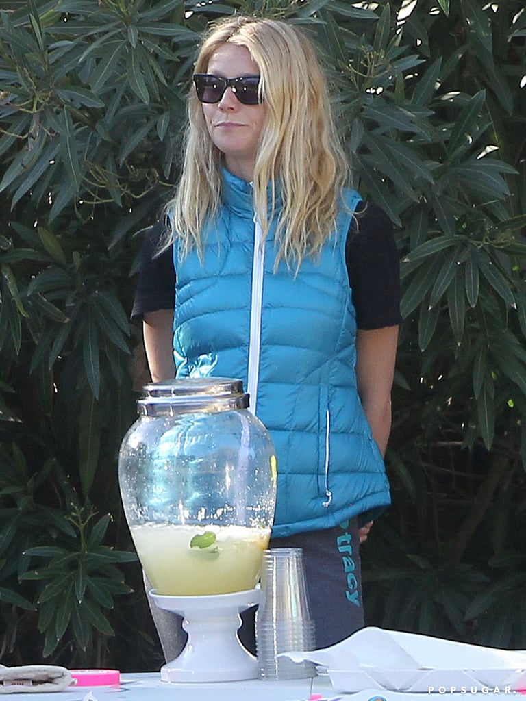 Gwyneth Paltrow and Her Kids Selling Lemonade