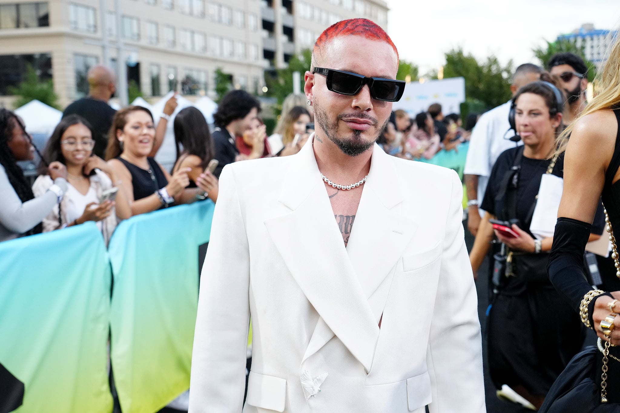 J Balvin Gleams in White Louis Vuitton Suit at MTV VMAs 2022 – WWD