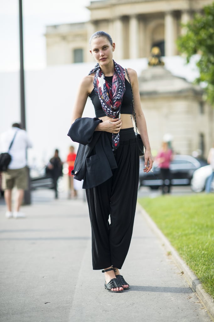 A laid-back approach to dressing for the shows, with a little exposed midriff and a breezy scarf.
Source: Le 21ème | Adam Katz Sinding