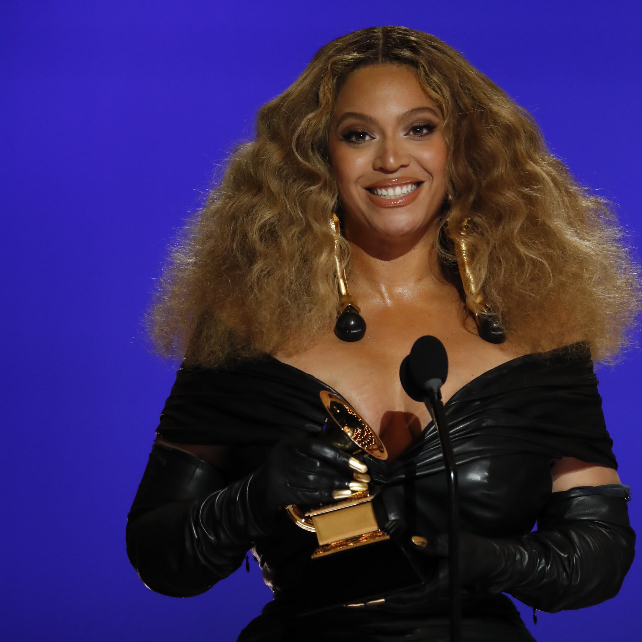 Beyoncé's Throwback Photos From the AMAs Will Make You Ring the Alarm