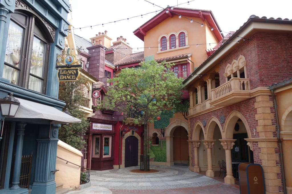 There is, indeed, a Club 33 at Shanghai Disneyland.