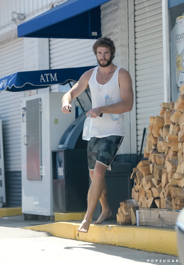 Liam Hemsworth Barefoot | Photos