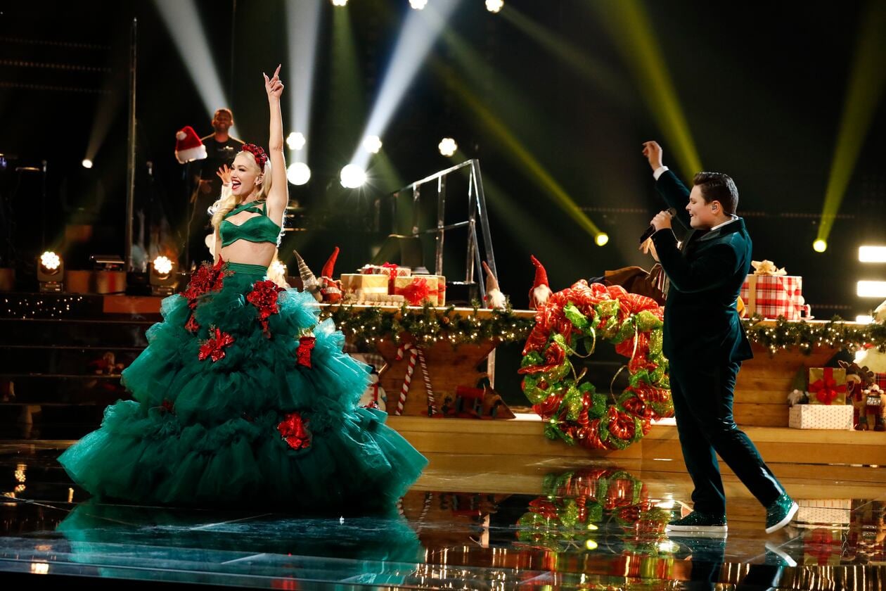 gwen stefani christmas tree dress Gwen Stefani's Christmas Tree Dress on The Voice Finale